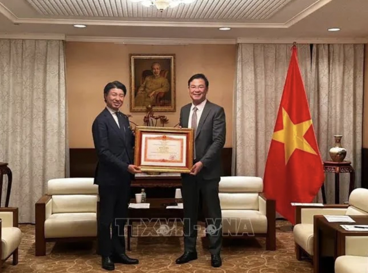 PM's Certificate of merit presented to member of Japan's House of Representatives